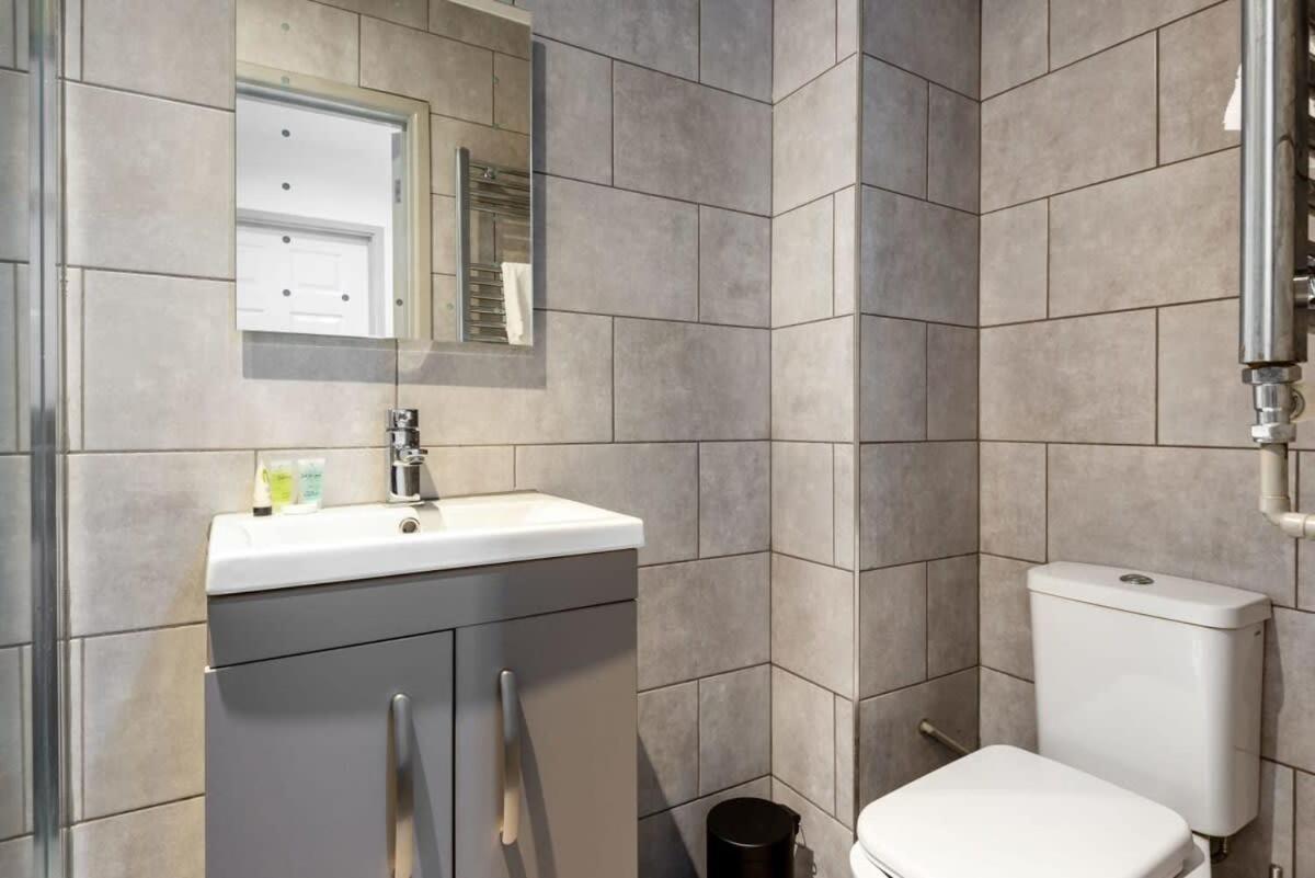 Modern 1 Bed Budget Apartment In Central הליפקס מראה חיצוני תמונה